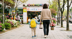 아이 등원가방에 몰래 스벅카드…"스승의 은혜, 챙겨도 안챙겨도 걱정"