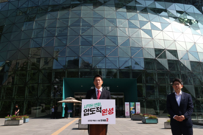 서울시청 앞에서 선 오세훈 국민의힘 후보                                                                                                                                                           