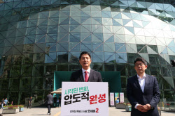 [포토]시청 앞에서 선 오세훈 국민의힘 서울시장 후보                                                                                                                                                      