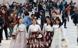 "1163만명 대이동, 7436억 잭팟"…노동절 황금연휴 효과