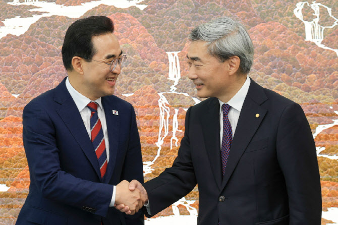 금리 인상 시그널 속 한은·예산처 수장 회동…재정정책으로 쏠리는 시선(종합)