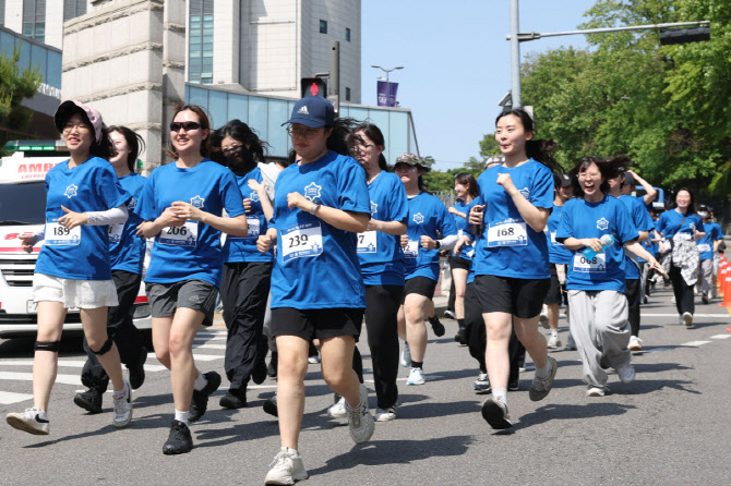 '숙명 120, 지금 바로 RUN' 달리는 학생들                                                                                                                                                 