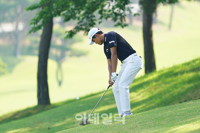  장희민, 어려운 라이에서 걷어 올린다                                                                                                                                                              
