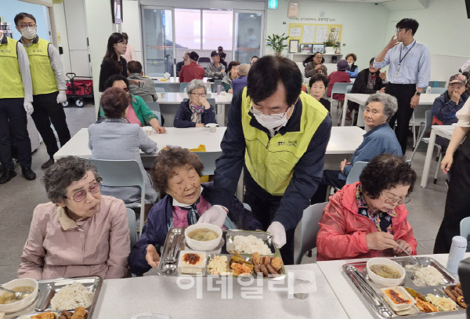 [포토] 배식 봉사하는 안병우 농협 축산경제 대표