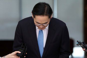 머리 숙인 이재용 회장 "삼성 구성원 모두 한 몸…모두 제 탓"(상보)