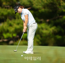 [포토]홍정민,버디 퍼트 들어가라                                                                                                                                                                         