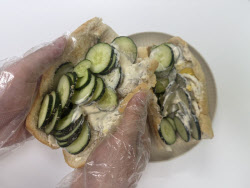 "진짜 오이밖에 없네"…칼국수 1만원 시대 서브웨이 '승부수' [먹어보고서]