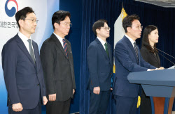 [포토]김민석 국무총리, "삼성전자 파업한다면 긴급 조정 등 모든 수단 강구할 것"                                                                                                                 