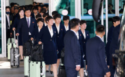 [포토]버스에 오르는 북한 여자축구팀                                                                                                                                                                     