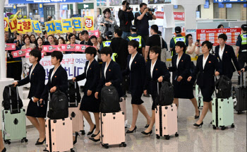 환영받으며 입국하는 북한 여자축구팀 ‘내고향여자축구단’