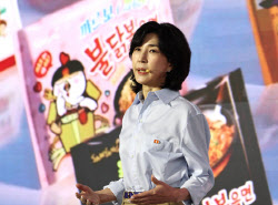 불닭으로 '면비디아' 일군 며느리, 핏줄승계 관행 뚫고 '회장' 오른다