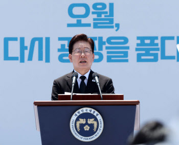 李대통령 “오월 영령들이 오늘의 산 자들 구해…5·18 정신 헌법 수록”[전문]