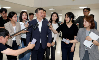 중노위원장 "삼전 노사 조정안, 내일 나온다…분위기는 평행선"