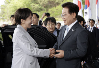 “이 시골 소도시까지 오시느라 너무 고생 많으셨다”…李, 日 다카이치 안동서 영접