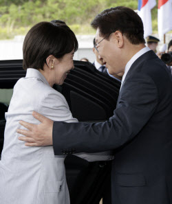 한·일 정상, 소인수 회담 시작…에너지 협력 등 논의 전망