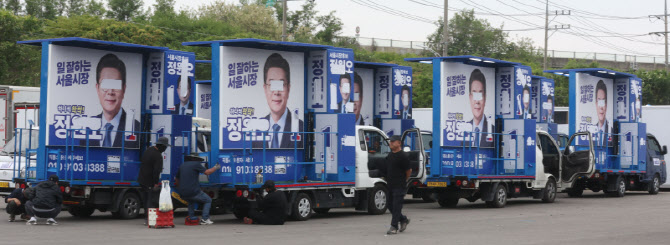 공식 선거운동 이틀 앞두고 분주한 유세차량 제작업소                                                                                                                                                