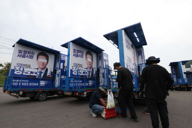 유세차량 제작하는 관계자들                                                                                                                                                                        