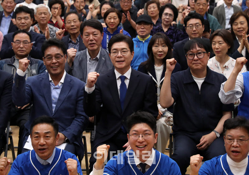  지지자와 기념촬영하는 정원오 서울시장 후보                                                                                                                                                       
