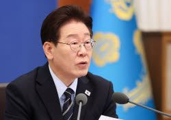 [속보]李대통령 “영업이익 배분받는 것은 투자자가 하는 것..이해 안돼”