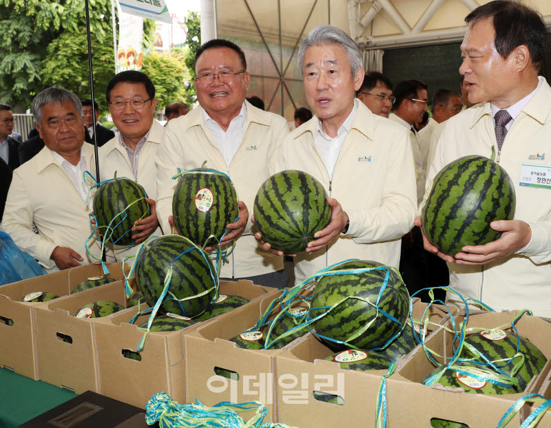  직거래장터 둘러보는 강호동 농협회장                                                                                                                                                              