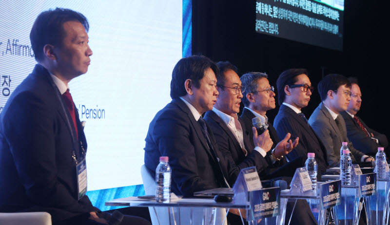 [포토]'AI 시대 PE 투자전략'에 대해 발표