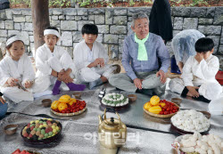 [포토] 전통모내기 참석 후 새참먹는 어린이들                                                                                                                                                             