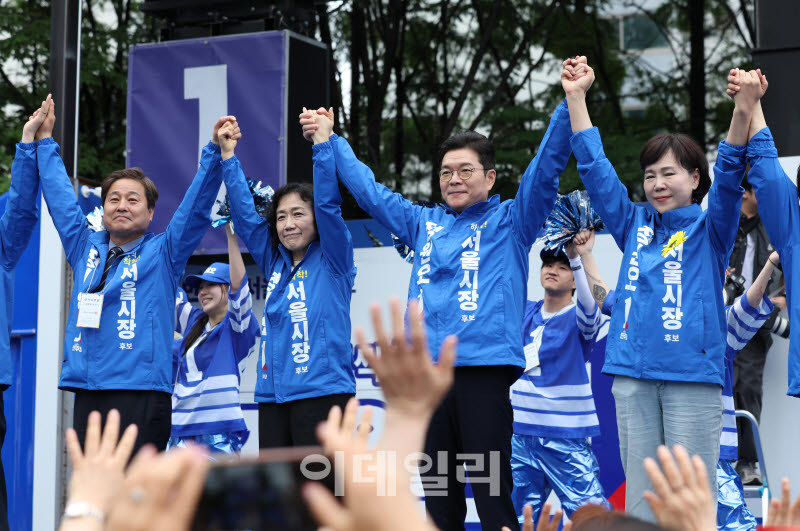 출정식에서 손 맞잡은 정원오 후보 내외                                                                                                                                                             