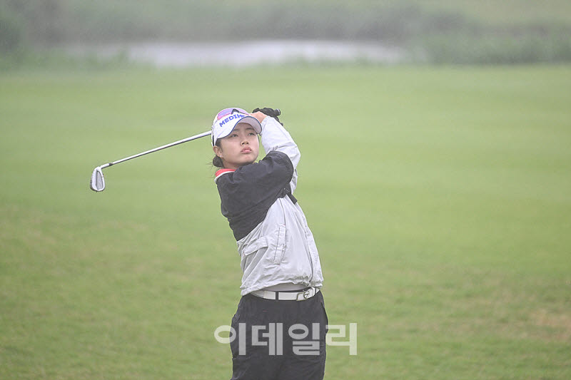  타구 바라보는 박예랑                                                                                                                                                                             