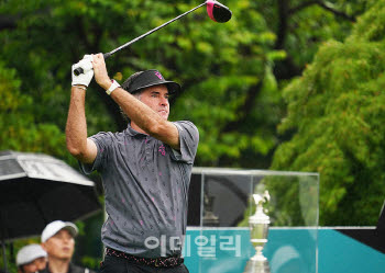 버바 왓슨, 호쾌한 샷으로 시작