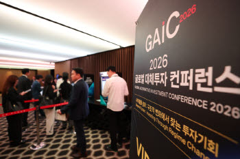 의자 부족할 정도로 인파…AI 실시간 통역에 엄지 척