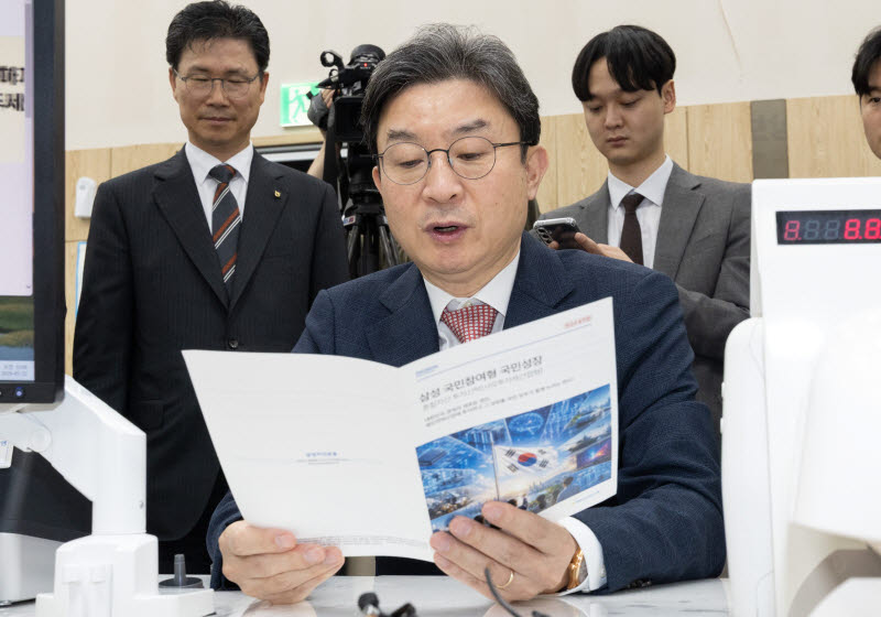 [포토]국민참여성장펀드 가입 안내문 보는 이억원 위원장