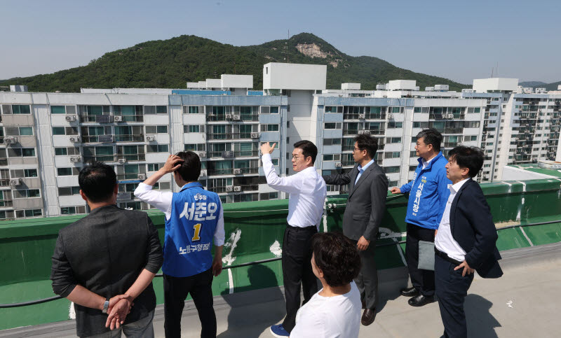 상계보람아파트 둘러보는 정원오 민주당 서울시장 후보                                                                                                                                               