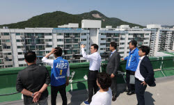 [포토]상계보람아파트 둘러보는 정원오 민주당 서울시장 후보                                                                                                                                               