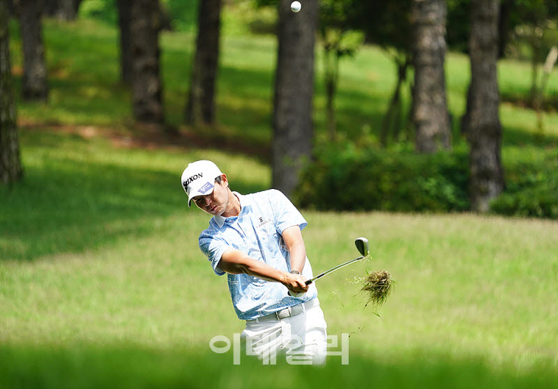 양지호, 러프에서 높은 탄도로 날린다                                                                                                                                                              