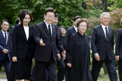 李대통령, 봉하마을서 권양숙·文전 대통령과 환담…