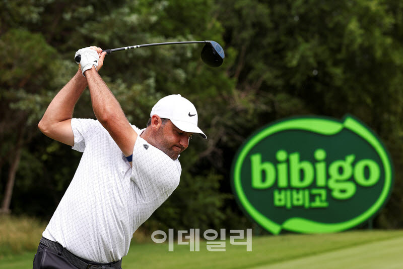 스코티 셰플러,역전 노리는 티샷                                                                                                                                                                    