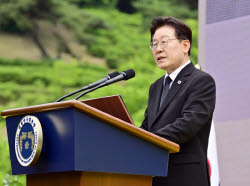 李대통령 "일베식 조롱, 사이트 폐쇄·징벌배상·과징금 검토"
