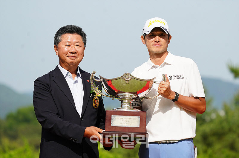  양지호, 강형모회장으로부터 우승트로피                                                                                                                                                            