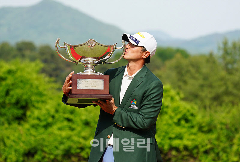  양지호, 짜릿한 한국오픈 트로피 키스                                                                                                                                                              