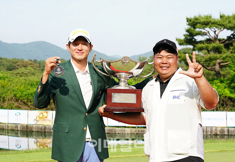  양지호, 도움 준 캐디와 함께                                                                                                                                                                      