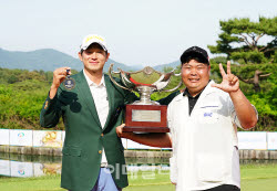 [포토] 양지호, 도움 준 캐디와 함께                                                                                                                                                                      