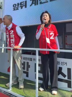 10대 여학생에 "여기 잘생긴 오빠 많아요"...김민전 해명 보니