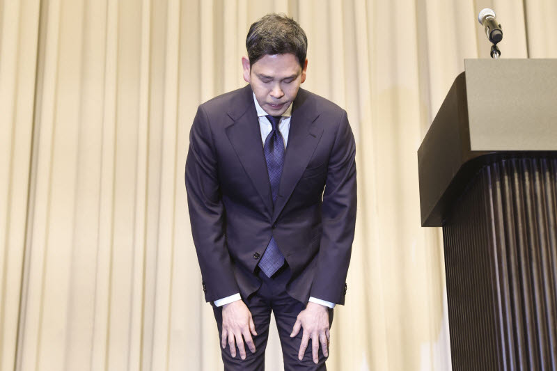 [포토]고개 숙여 사과하는 정용진 신세계 회장