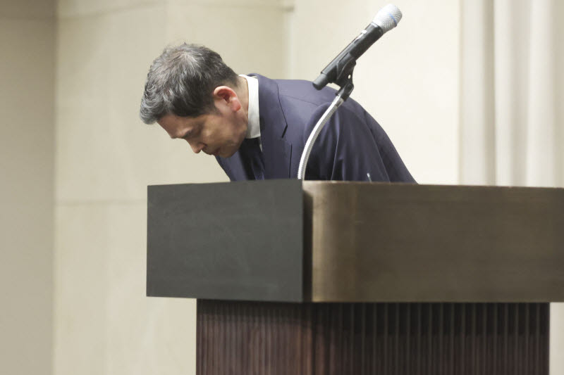 스타벅스 논란에 대해 고개 숙인  정용진 신세계 회장                                                                                                                                                