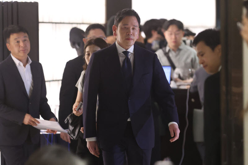 기자회견장 들어서는 정용진 신세계 회장                                                                                                                                                            