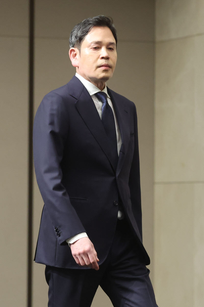 단상으로 향하는 정용진 신세계 회장                                                                                                                                                                