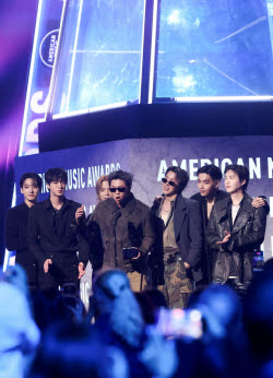 "또 해냈다" BTS, '아메리칸 뮤직 어워즈'서 대상 포함 3관왕 영예(종합)
