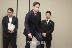 '모든 카드' 다 꺼내든 신세계…정용진 사과 이후 '변화'에 달렸다