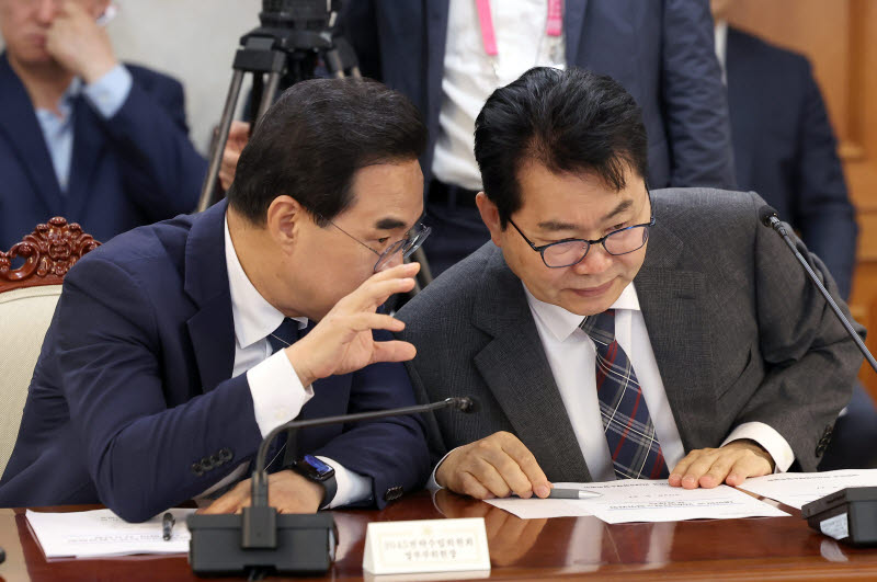 이야기 나누는 박홍근 장관-이한주 이사장                                                                                                                                                           
