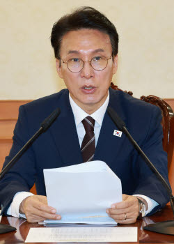 [포토]김민석 총리, ‘2045 국가발전전략’ 수립에 속도…“청년의 시각, 적극 반영”                                                                                                                        